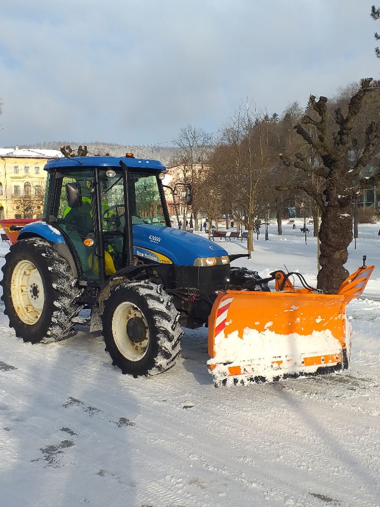 Traktor z pługiem odśnieżającym
