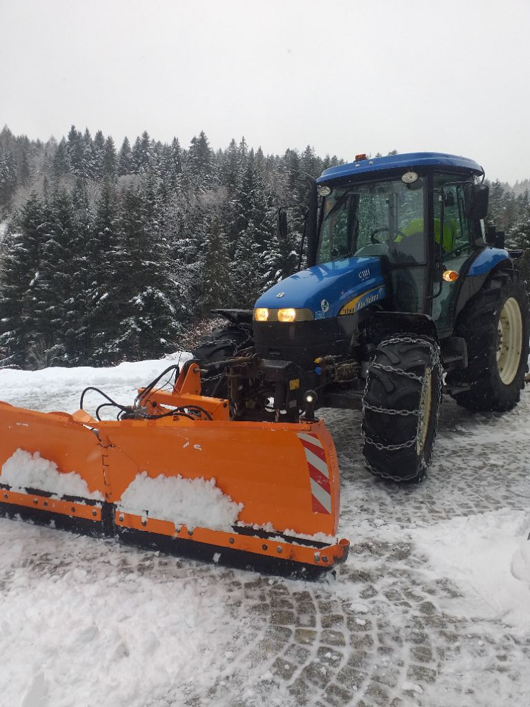 Traktor New Holland w akcji